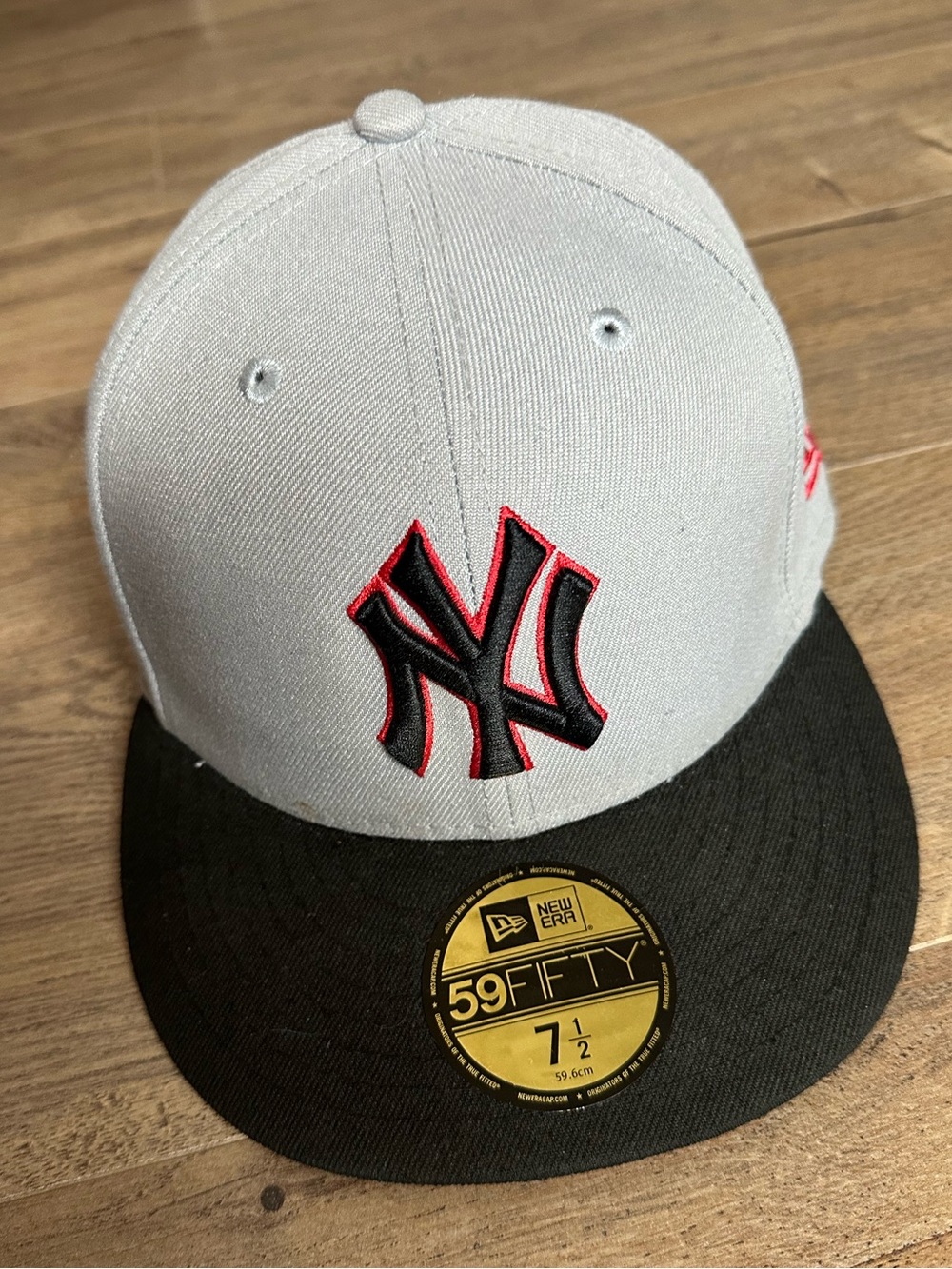 New Era Gray and Black New York Yankees Fitted Cap with Red Outline
